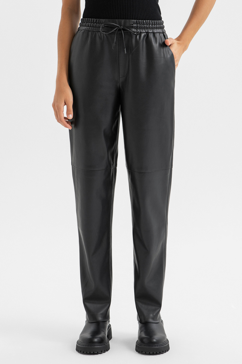 Черные брюки из экокожи