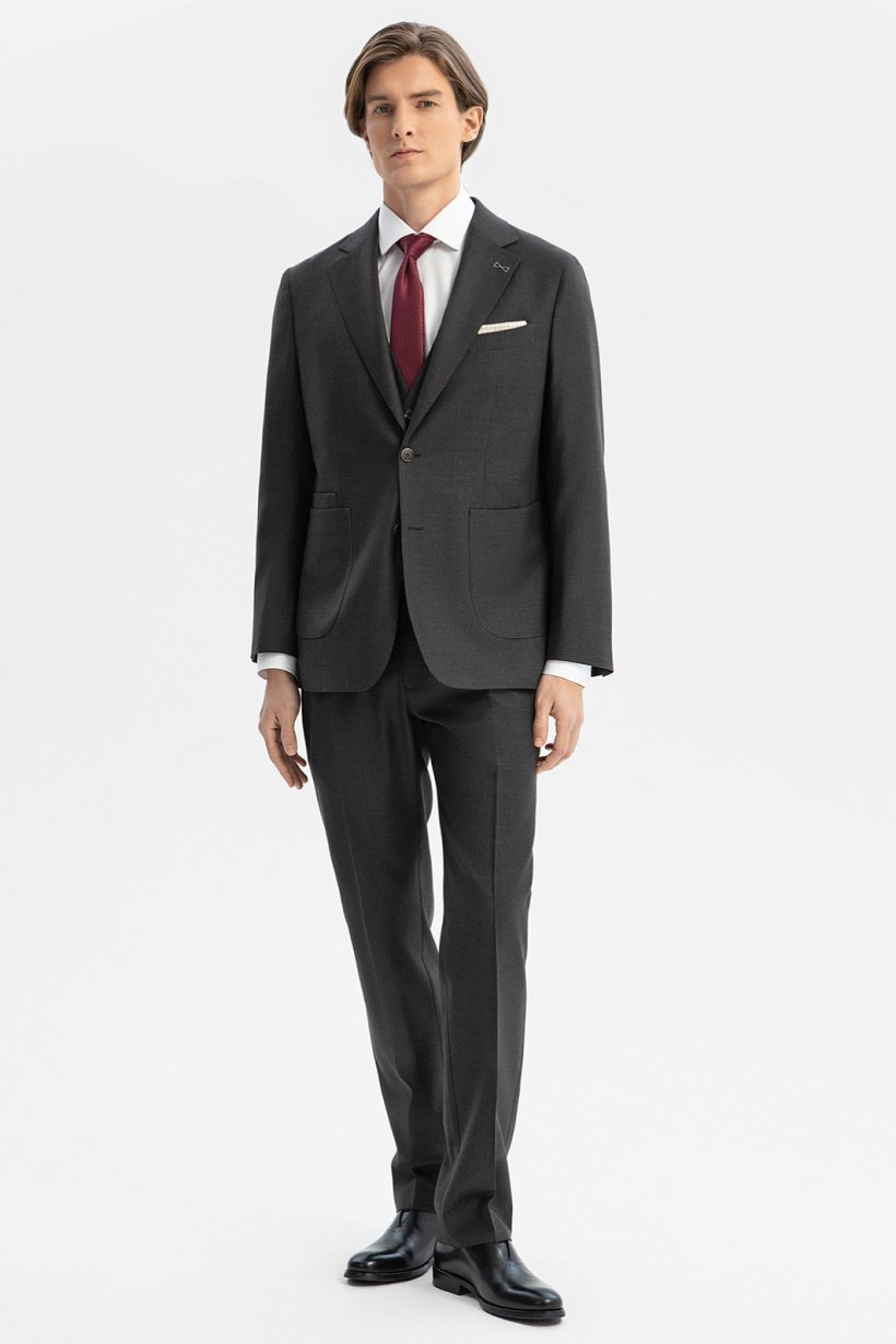 Костюм-тройка из шерсти, устойчивой к сминанию Костюм-тройка из шерсти, устойчивой к сминанию