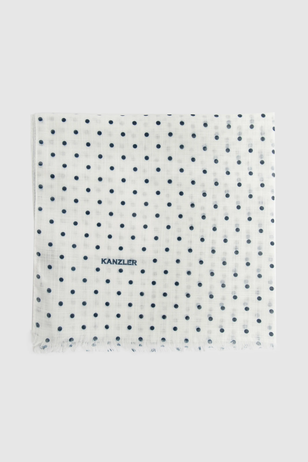 Шарф с узором в горошек